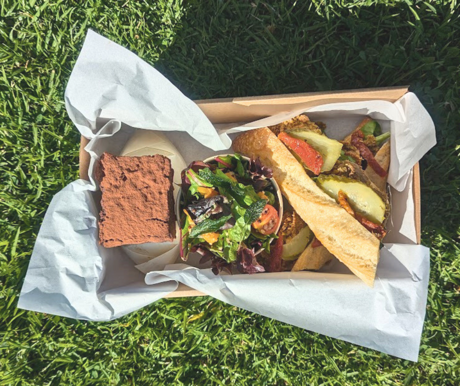 Vegan/vegetarian baguette with vegan salad option